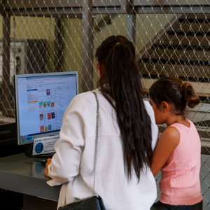 Deux personnes qui réservent des documents sur le site internet