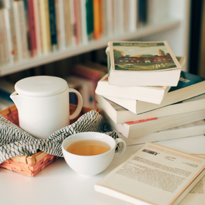 tasse avec des livres