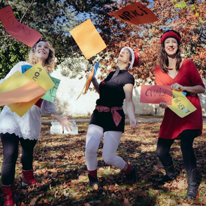 Trois femmes qui jettent des feuilles