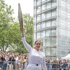 Amira Al-Sharif avec la flamme olympique