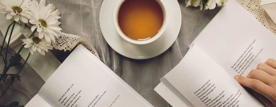 Livres de poésie avec une tasse de thé