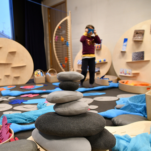 Un enfant qui joue avec des coussins de l'exposition