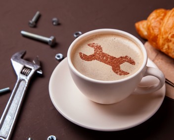 Café avec un clé à molette dans la mousse