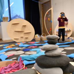 Un enfant qui joue dans l'exposition