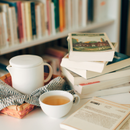 Pile de livres avec un thé