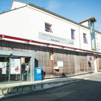 Façade avant de la médiathèque Aimé Césaire