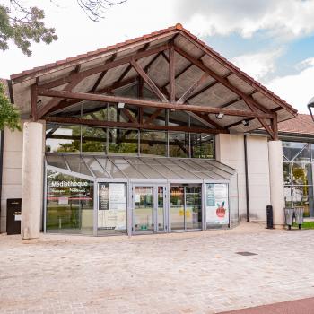 Porte d'entrée de la médiathèque François-Mitterrand