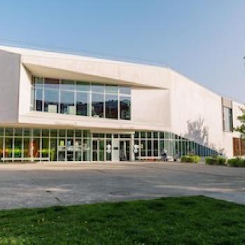 Façade avant de la médiathèque Jean-Pierre Vernant