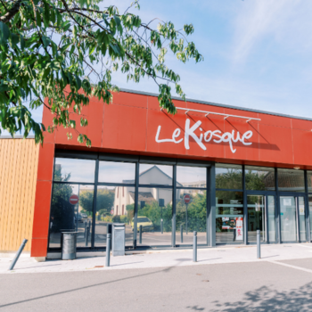 Façade avant de la médiathèque Le Kiosque