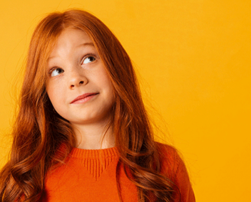 Jeune fille rousse sur fond jaune