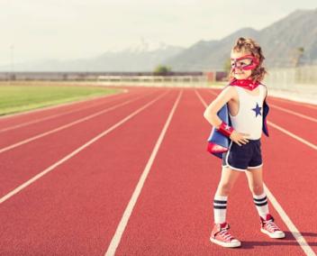 enfant super-héros sur piste d'athlétisme