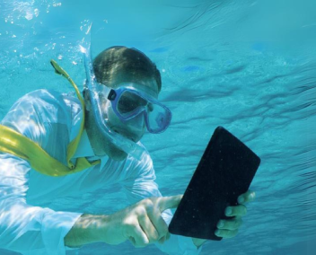 Homme qui utilise une tableau sous l'eau